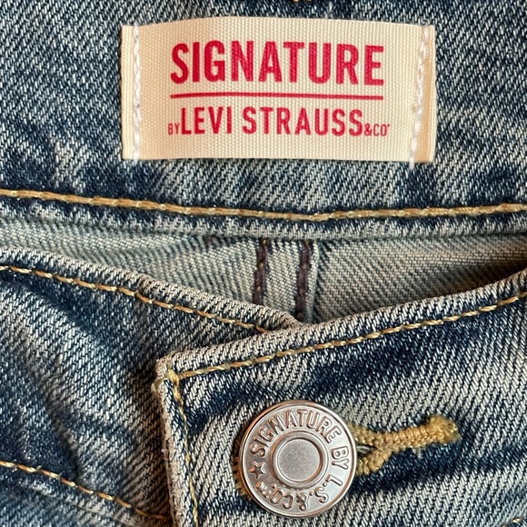 Levi’s Signature 11” Denim Shorts NWT - Picture 3 of 6